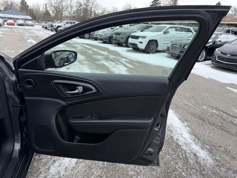 Used 2015 Chrysler 200 Limited w/ Convenience Group image 21