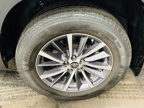 Used 2018 Toyota Highlander XLE w/ Carpet Mat Package (TMS) image 33