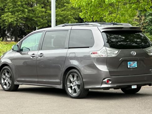 Used 2015 Toyota Sienna SE w/ SE Preferred Package FWD image 6