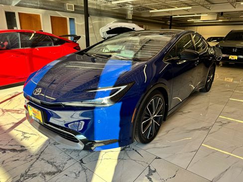 Used 2024 Toyota Prius XLE AWD/4WD image 3