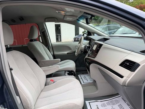 Used 2014 Toyota Sienna LE FWD image 10