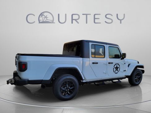 Used 2021 Jeep Gladiator Sport AWD/4WD image 3