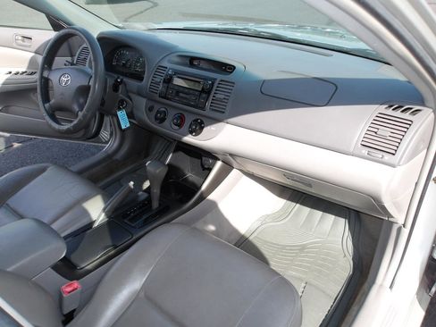 Used 2004 Toyota Camry XLE FWD image 12