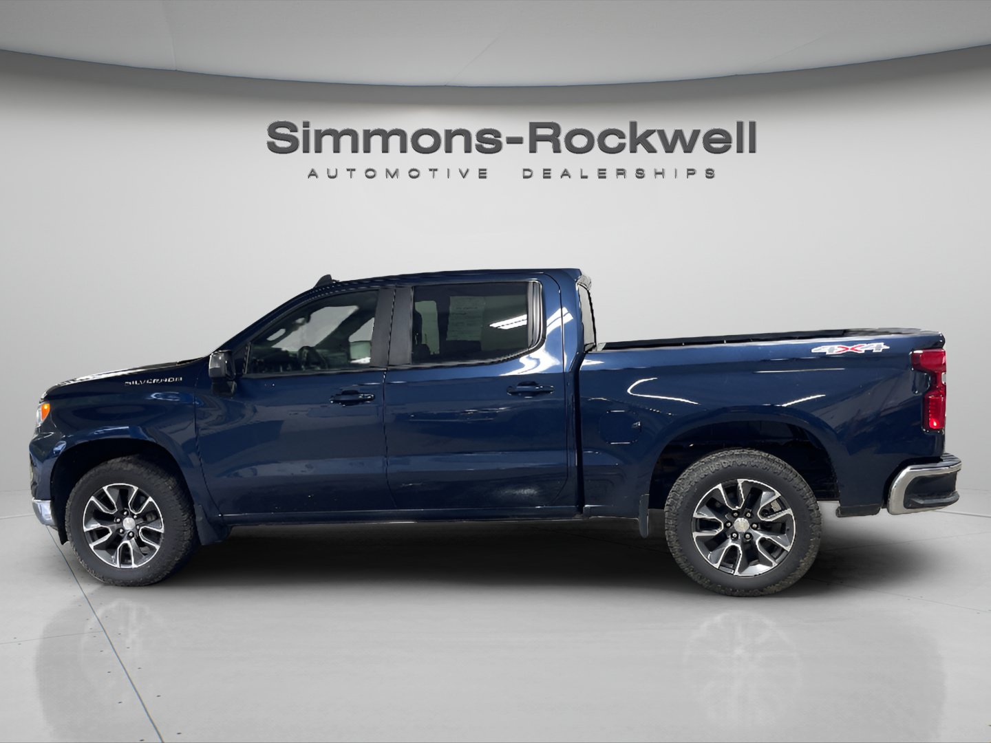 Used 2022 Chevrolet Silverado 1500 LT AWD/4WD image 2