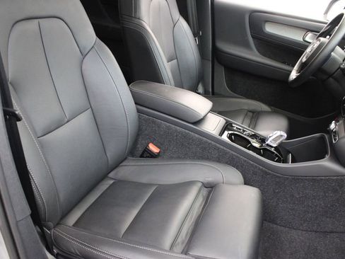 Certified 2025 Volvo XC40 B5 Plus image 23