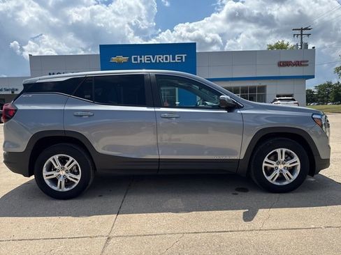Used 2024 GMC Terrain SLE image 2