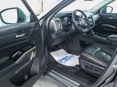 Used 2023 Nissan Pathfinder Platinum FWD image 3