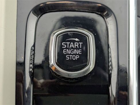 Used 2022 Volvo XC60 B5 Momentum image 24