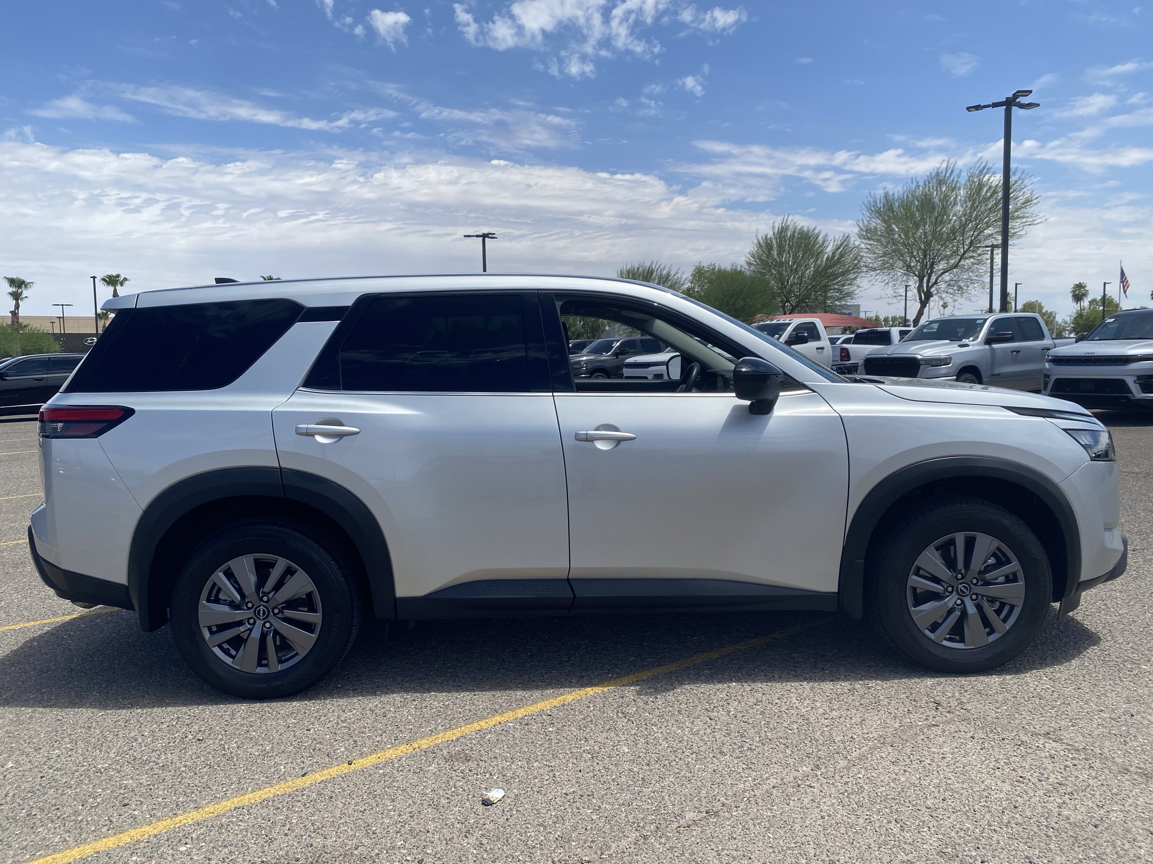 Used 2025 Nissan Pathfinder S FWD image 6