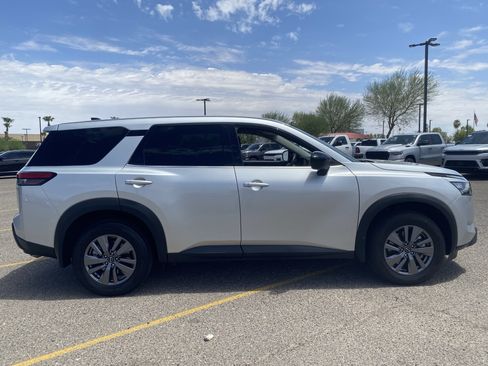 Used 2025 Nissan Pathfinder S FWD image 6
