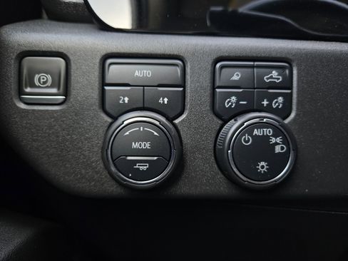 Used 2022 Chevrolet Silverado 1500 LT w/ Safety Package AWD/4WD image 25