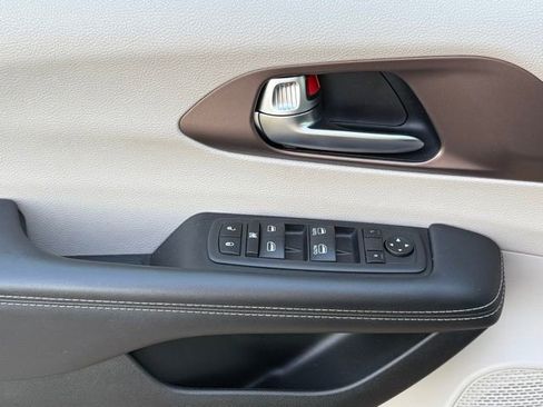 Used 2023 Chrysler Voyager LX FWD image 14