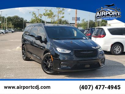 New 2026 Chrysler Pacifica Limited w/ Uconnect Theater Family Group