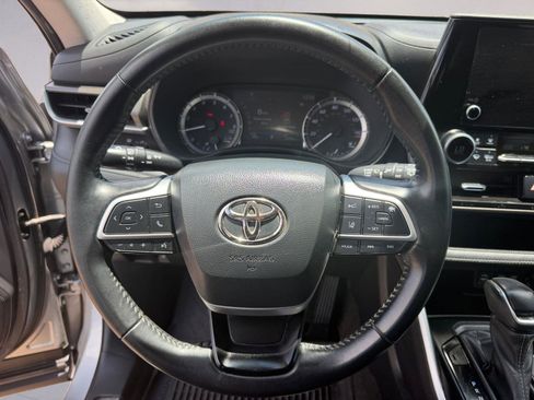 Used 2023 Toyota Highlander LE FWD image 12