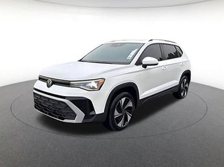 Used 2025 Volkswagen Taos SE w/ Panoramic Sunroof Package video 1
