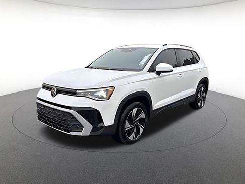 Used 2025 Volkswagen Taos SE w/ Panoramic Sunroof Package image 1