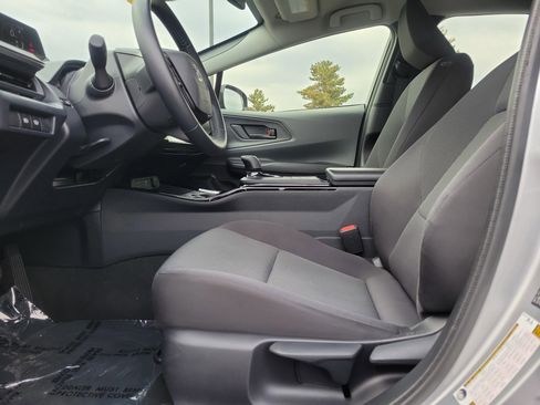 Used 2025 Toyota Prius LE image 16