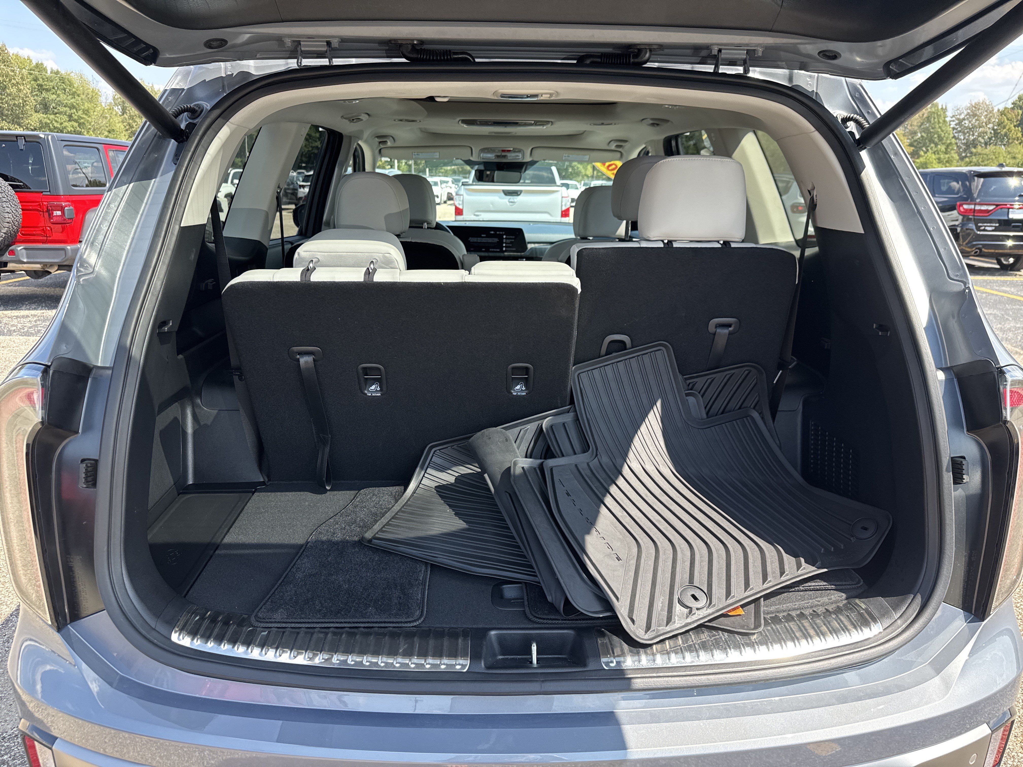 Used 2025 Kia Telluride SX w/ SX Captain's Chair Package FWD image 8