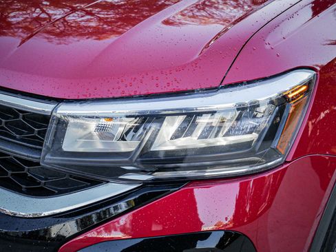 Used 2024 Volkswagen Taos SE w/ Panoramic Sunroof Package image 6