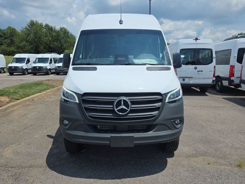 Used 2025 Mercedes-Benz Sprinter 2500 image 5