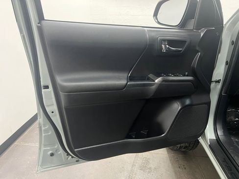 Used 2022 Toyota Tacoma TRD Off-Road image 10