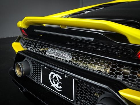 Used 2020 Lamborghini Huracan EVO image 18