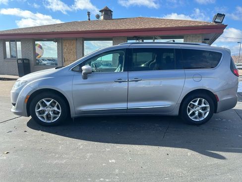 Used 2017 Chrysler Pacifica Touring-L Plus w/ Uconnect Theatre Group image 2