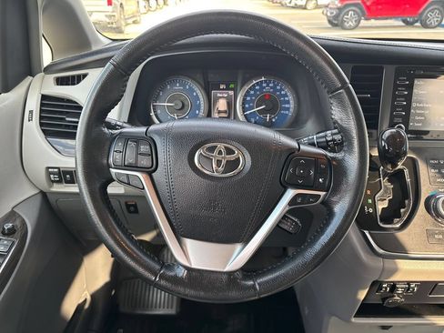 Used 2018 Toyota Sienna XLE w/ XLE Navigation Package FWD image 14