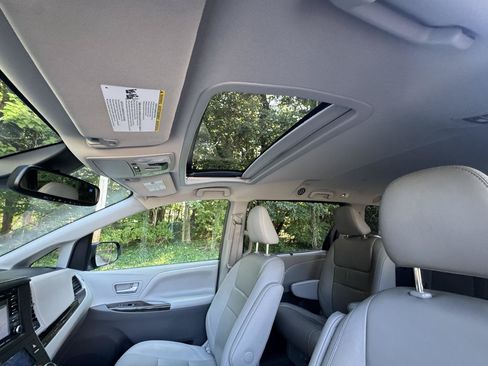 Used 2018 Toyota Sienna XLE w/ XLE Navigation Package AWD/4WD image 8