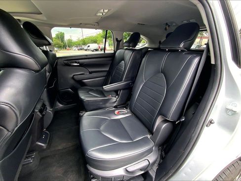 Used 2021 Toyota Highlander XLE FWD image 31