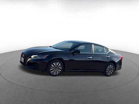 Used 2025 Nissan Altima 2.5 SV image 8