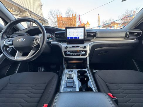 Used 2021 Ford Explorer XLT image 32