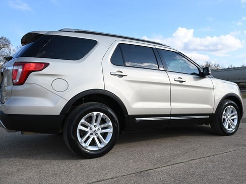 Used 2017 Ford Explorer XLT w/ Equipment Group 202A image 3