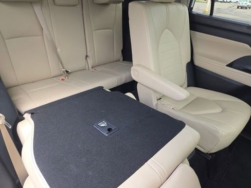 Used 2023 Toyota Highlander XLE AWD/4WD image 10
