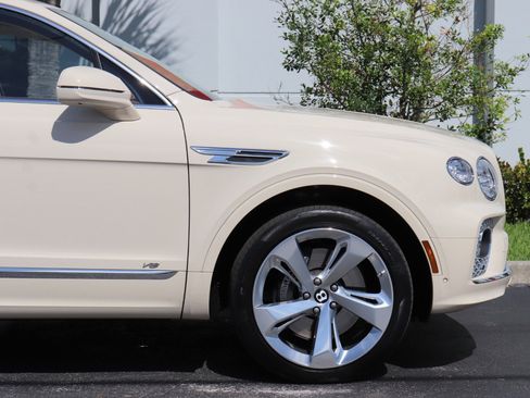 Used 2021 Bentley Bentayga AWD/4WD image 6