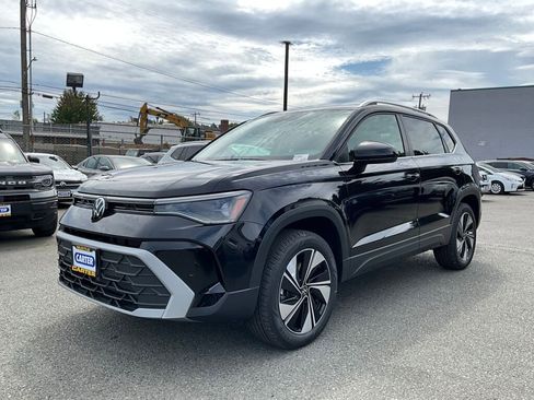 New 2025 Volkswagen Taos SE image 3