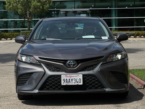 Used 2020 Toyota Camry SE FWD image 3