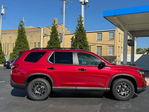 New 2025 Honda Pilot TrailSport image 2