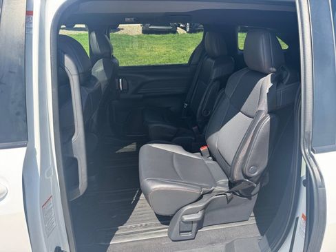 Used 2021 Toyota Sienna XSE FWD image 12