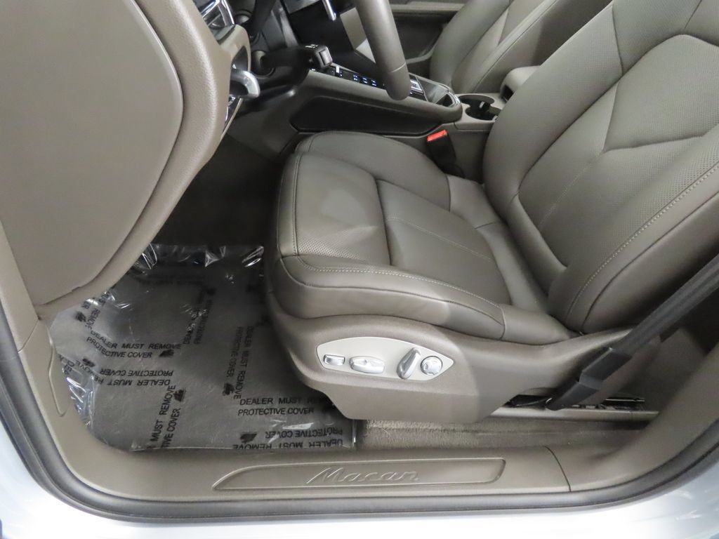 Certified 2026 Porsche Macan AWD/4WD image 40