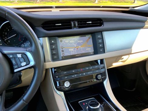 Used 2018 Jaguar XF Prestige AWD/4WD image 7