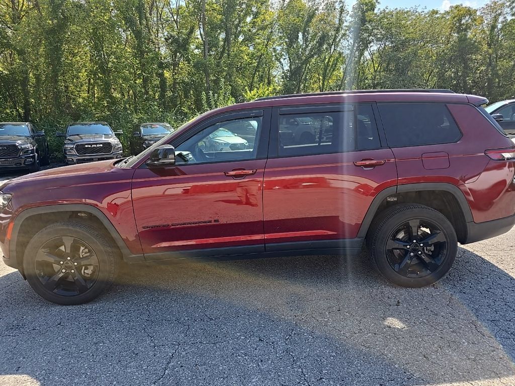 Used 2023 Jeep Grand Cherokee L Laredo AWD/4WD image 3