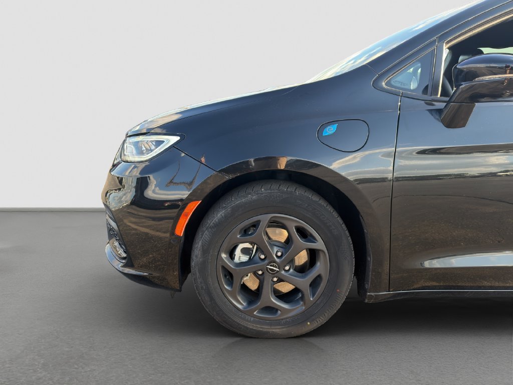 Used 2024 Chrysler Pacifica Premium FWD image 21