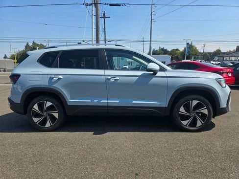 New 2025 Volkswagen Taos SE image 3