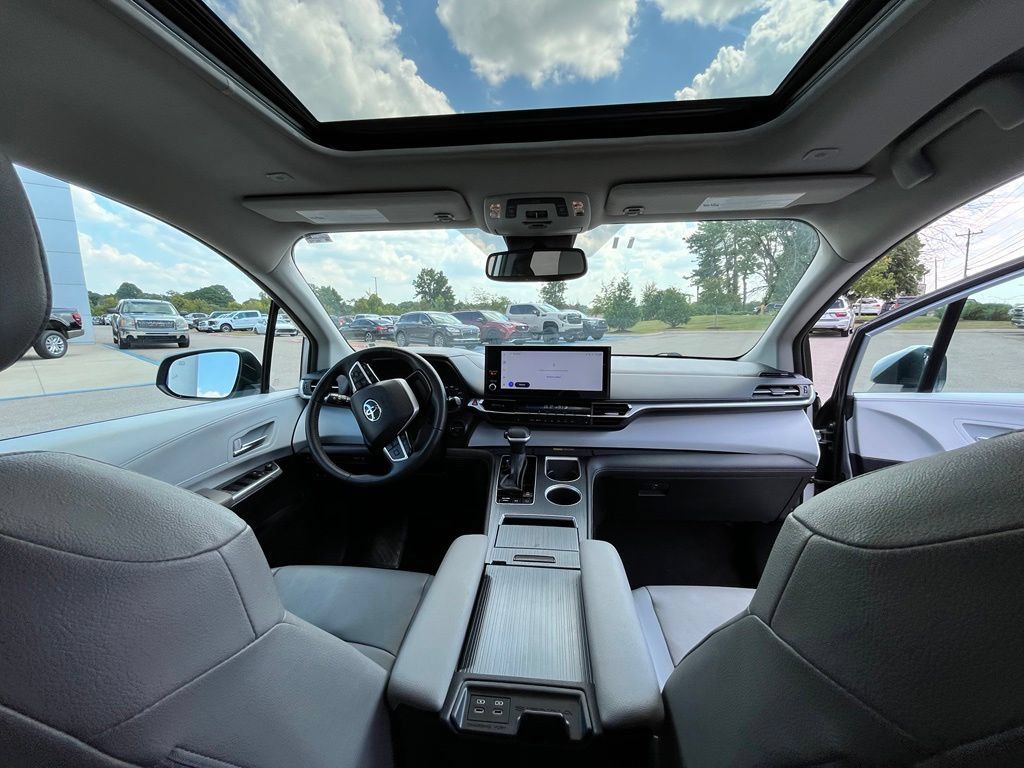 Used 2025 Toyota Sienna XLE FWD image 11