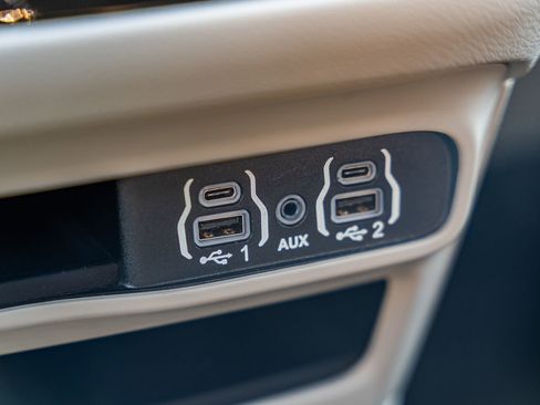 Used 2024 Chrysler Pacifica Touring-L image 26