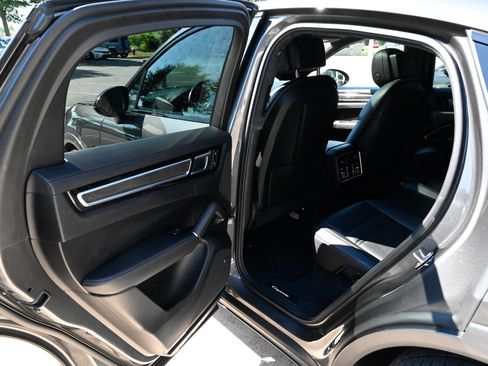 Used 2023 Porsche Cayenne GTS AWD/4WD image 38