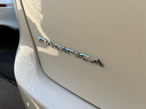 Used 2024 Chrysler Pacifica Touring-L FWD image 12