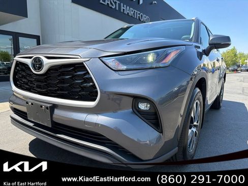 Used 2023 Toyota Highlander XLE AWD/4WD image 3