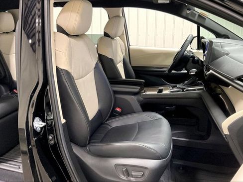 Used 2025 Toyota Sienna Limited AWD/4WD image 7